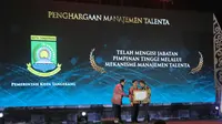 Penghargaan diserahkan langsung oleh Ketua KASN, Agus Pramusinto, kepada Wakil Wali Kota Tangerang, H. Sachrudin, dalam acara Anugerah Meritokrasi 2023. (Liputan6.com/Pramita Tristiawati).