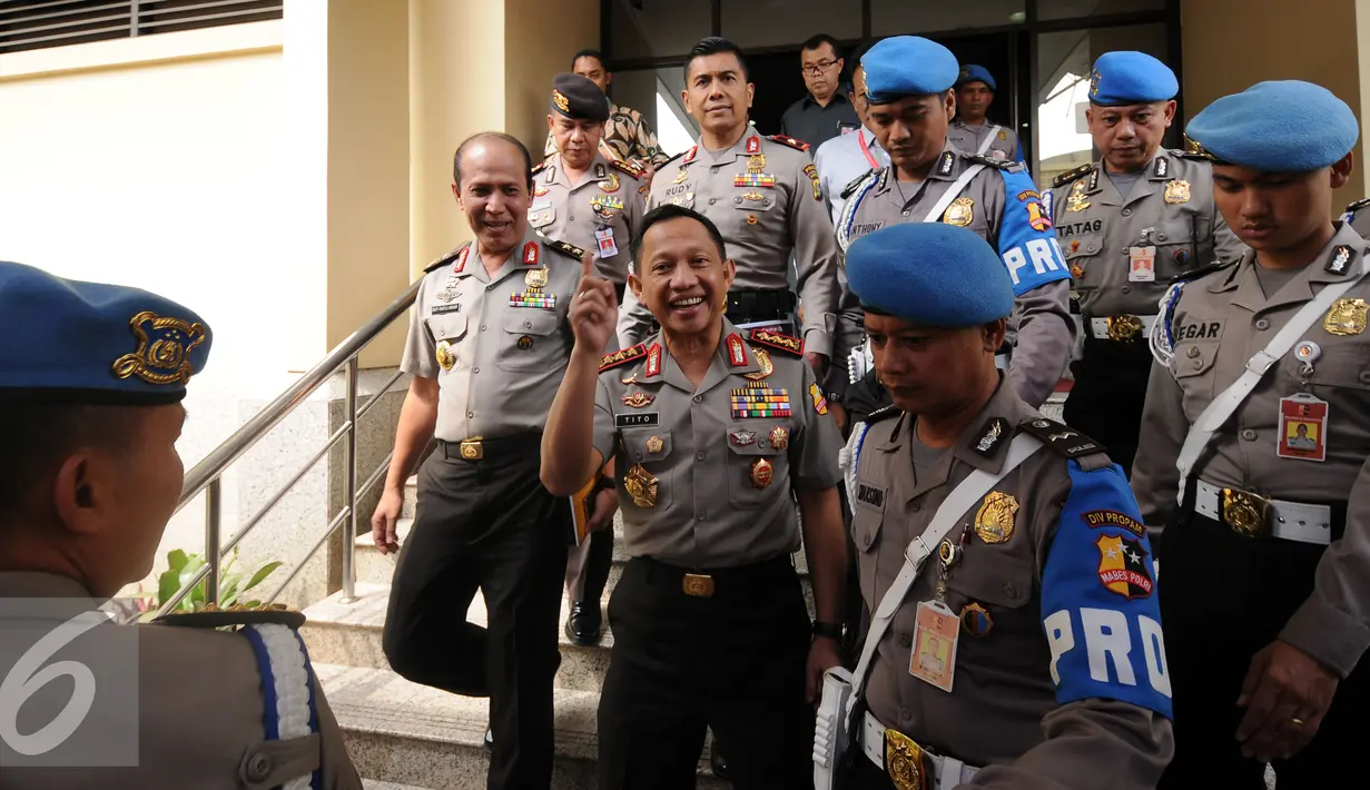 Kepala BNPT, Komjen Pol Tito Karnavian (kedua kiri depan) saat meninggalkan gedung Rupatama Mabes Polri, Jakarta, Rabu (13/7). Tito Karnavian akan dilantik menjadi Kapolri menggantikan Jenderal Pol Badrodin Haiti. (Liputan6.com/Helmi Fithriansyah)