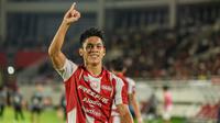 Wonderkid Persis Solo, Althaf Indie Alrizky, saat merayakan selebrasi seusai mencetak gol ke gawang Barito Putera pada laga pekan ke-28 BRI Liga 1 2023/2024 di Stadion Manahan, Solo. (Bola.com/Radifa Arsa)