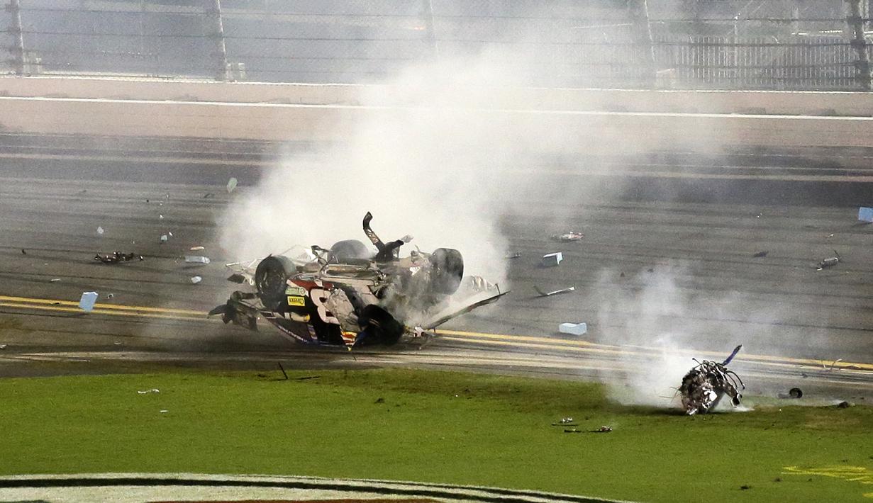 Mobilnya hancur berkeping-keping. Beruntung Austin Dillon selamat. (AP Photo)