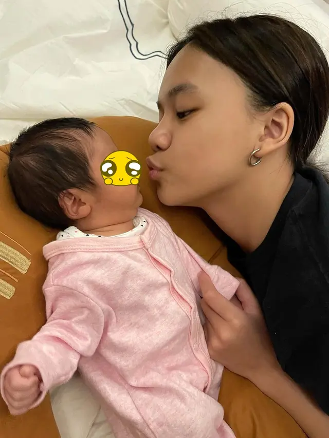 6 Potret Naura Ayu dan Neona Ayu Momong Adik Bungsu, Kompak Banget