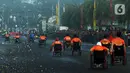 Peserta disabilitas memacu kursi roda balapnya pada kegiatan lomba lari bertajuk Lo Gue Run (LGR) 2020 di Kompleks Monas, Jakarta Pusat, Minggu (26/1/2020). Kodam Jayakarta menggelar lomba lari 'Loe Gue Run' yang merupakan puncak perayaan HUT ke-70 Kodam Jaya. (Liputan6.com/Johan Tallo)