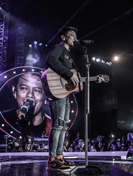 "Kadang karena bagi waktunya kurang jago, kadang itu suka jadi masalah. Kenapa aku curhat disini," jelas Ariel. (Instagram/arielnoah)