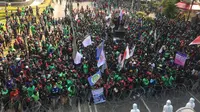 Ratusan massa aksi ojek online atau ojol menjebol barikade polisi dan kini tengah menuju Kantor Kementerian Perhubungan (Kemenhub) di kawasan Medan Merdeka Jakarta.