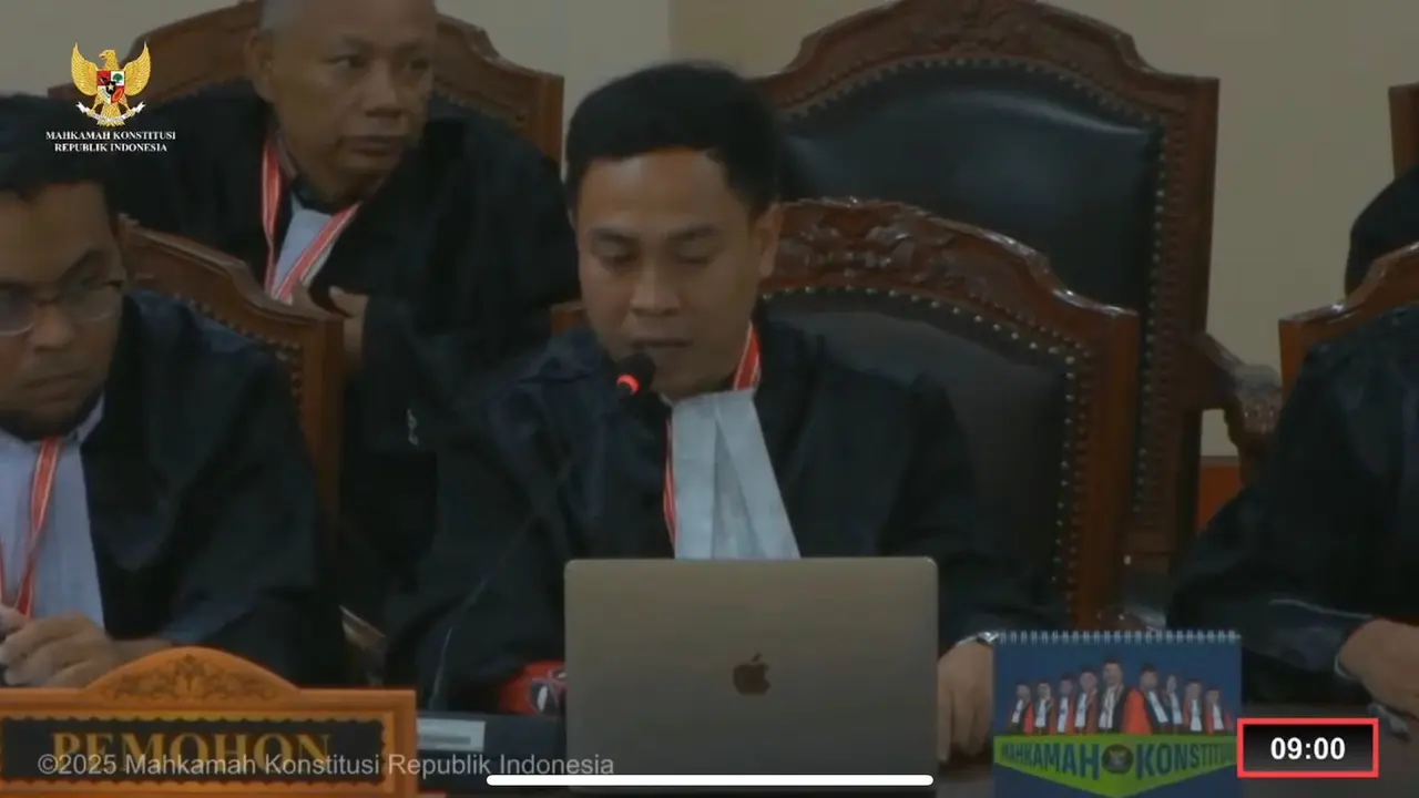 Kuasa Hukum Risma-Gus Hans mengikuti sidang sengketa Pilkada 2024 di Gedung MK, Jakarta Pusat, Rabu (8/1/2025).