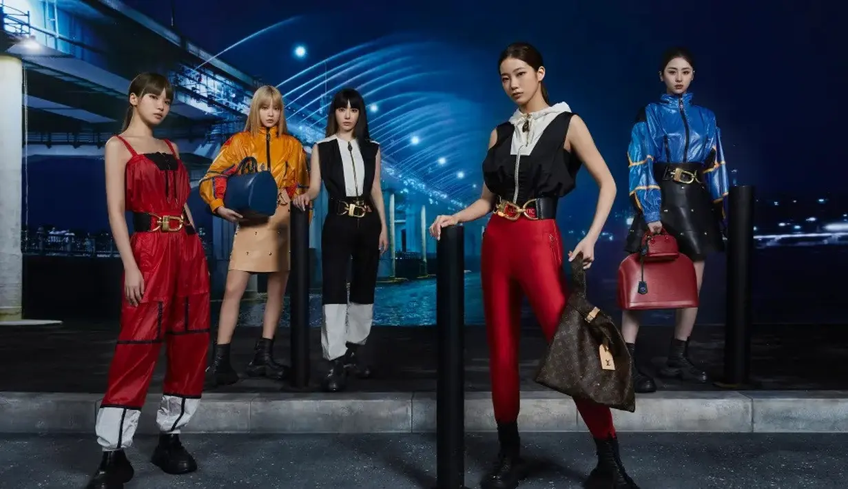 Girl band Korea Selatan Le Sserafim menjadi bintang di after party setelah fashion show monumental Louis Vuitton pada bulan April lalu di Jembatan Jamsugyo, Seoul. [Foto: Instagram/le_sserafim]