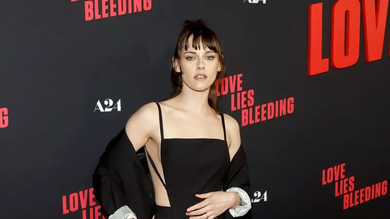 Kristen Stewart Nyaris Telanjang di Premier Film Love Lies Bleeding, Disamakan dengan Bianca Censori