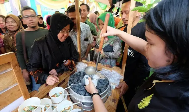 Wali Kota Surabaya Tri Rismaharini membuka Dolly Saiki Expo di Jalan Putat Jaya Gang Lebar. 