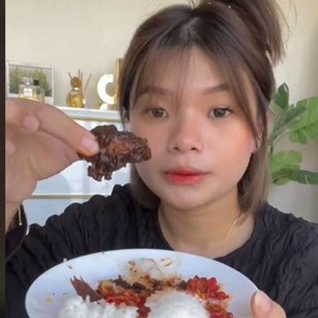 Ulasan Influencer Usai Menyantap Semua Masakan yang Dijual Mama Fuji