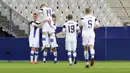 Para pemain Finlandia merayakan gol yang dicetak oleh Marcus Forss ke gawang Prancis pada laga uji coba di Stadion Stade de France, Rabu (11/11/2020). Prancis takluk dengan skor 0-2. (AP/Michel Euler)