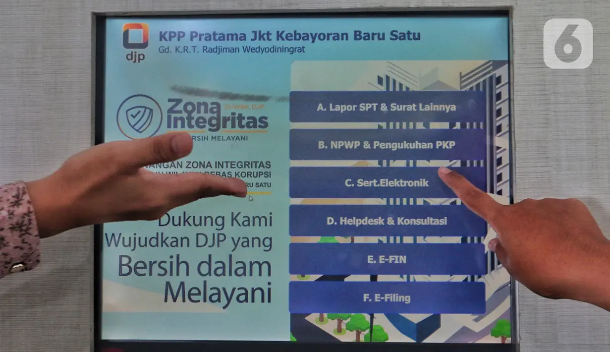 Petugas melayani wajib pajak di salah satu kantor pelayanan pajak pratama di Jakarta, Kamis (29/12/2022). Penerimaan pajak tercatat melampaui target 2022 meskipun tanpa pelaksanaan program pengungkapan sukarela atau PPS dan kenaikan tarif pertambahan nilai atau PPN menjadi 11%. (Liputan6.com/Angga Yuniar)