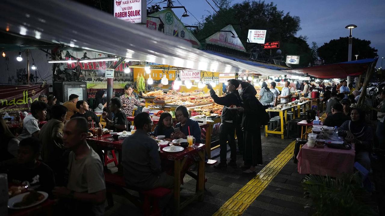 FOTO: Berbuka Ramadan dengan Nasi Kapau di Kramat Raya