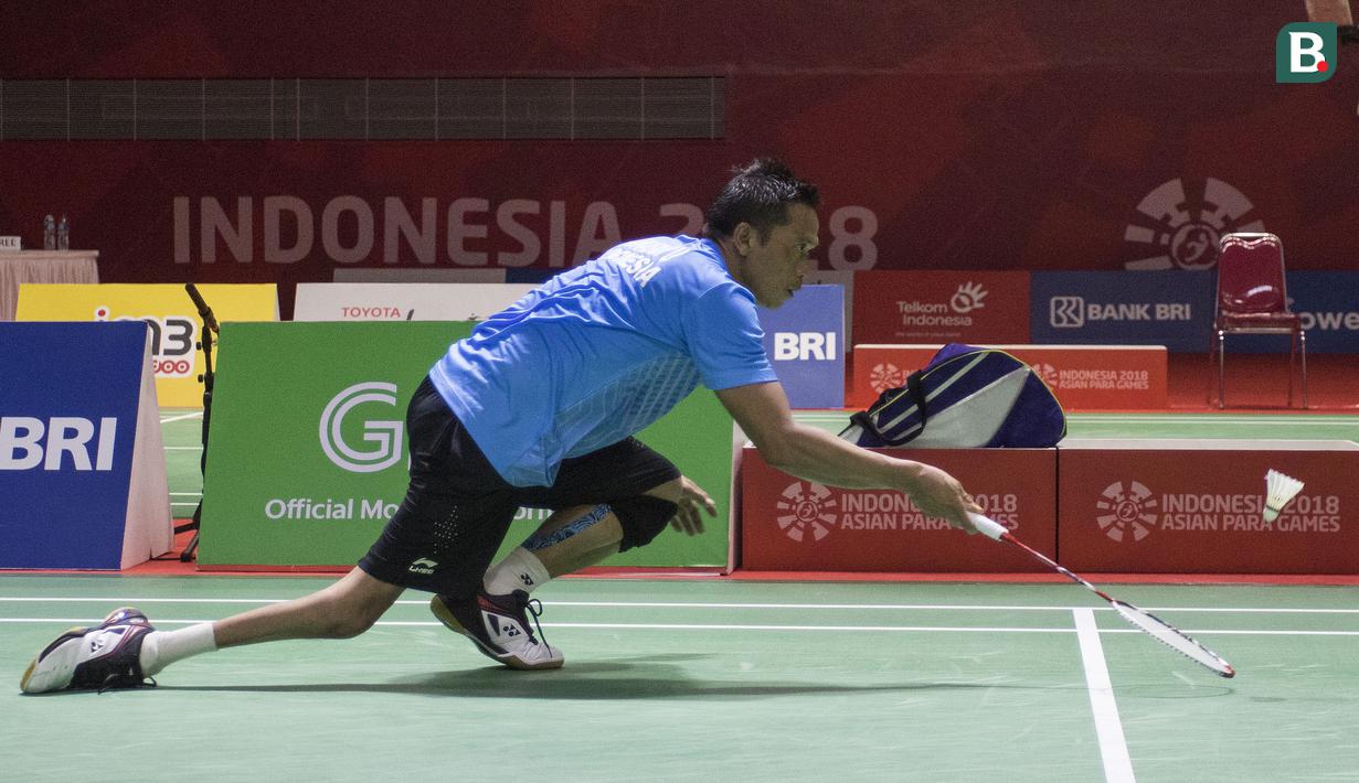 Ukun Rukendi pebulutangkis Indonesia meraih medali perak setelah gagal mengalahkan Bhagat Pramod asal India di nomor tunggal putra SL3 pada Asian Para Games 2018 di Istora Senayan, Sabtu (13/10/2018).  (Bola.com/Peksi Cahyo)