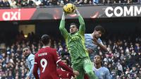 Kiper Manchester City, Ederson Moraes berhasil menangkap bola dari ancaman striker Liverpool, Darwin Nunez pada laga pekan ke-13 Liga Inggris 2023/2024 di Etihad Stadium, Manchester, Sabtu (25/11/2023). (AP Photo/Rui Vieira)