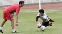 Kiper Timnas Indonesia, Muhammad Adi Satrio, menangkap bola saat sesi latihan di Stadion Madya, Jakarta, Selasa, (18/2/2020). Untuk meningkatkan performa kiper, Shin Tae-yong menambah porsi waktu latihan. (Bola.com/M Iqbal Ichsan)