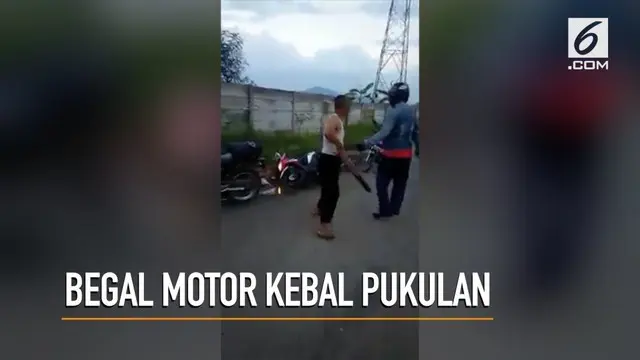 Seorang begal motor kebal terhadap pukulan warga yang berhasil menghentikan aksinya.