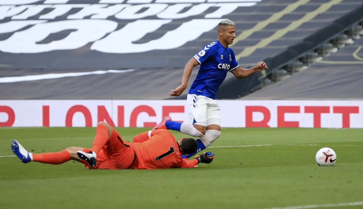 Gelandang Everton, Richarlison berusaha melewati kiper Tottenham Hotspur, Hugo Lloris pada pertandinga Liga Inggris di i Stadion Tottenham Hotspur di London, Minggu, (13/9/2020). Everton menang 1-0 atas Totttenham. (Adam Davy/Pool via AP)