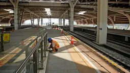 Di dalam area stasiun terdapat beberapa pekerja yang sibuk melakukan pembangunan. Alat penyangga untuk pekerja pun berdiri di sana sini. (AP Photo/Dita Alangkara)