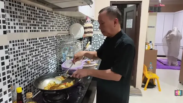 Potret Ruang Makan di Rumah Ayu Ting Ting Saat Sahur (Foto: YouTube Qiss You TV)