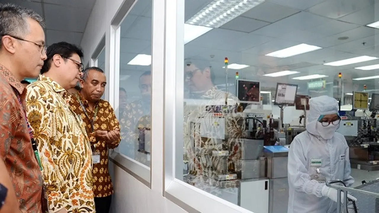 Menteri Perindustrian Airlangga Hartarto bersama Kepala Divisi Module, Assembly, and Testing PT Infineon Technologies Hari Subronto mengunjungi PT Infineon Technologies di Batam (Dok Foto: Kemenperin)