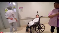 Arsy Hermansyah Jatuh dari Ketinggian 2 Meter Saat sedang Bermain Wahana Permainan Anak, Langsung Dilarikan ke Rumah Sakit. (YouTube The Hermansyah A6)