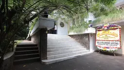 Suasana rumah duka Guruh Soekarnoputra di Jalan Sriwijaya Raya, Kebayoran Baru, Jakarta Selatan, Sabtu (26/9/2026). Sejumlah pelayat berdatangan untuk memberikan penghormatan terakhir kepada putra bungsu Presiden pertama RI Soekarno tersebut. (KLY/Budy Santoso)