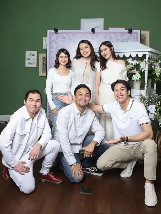 Sebentar Lagi Jadi Ibu, Alyssa Daguise Tampil Glowing Pamer Baby Bump dalam Balutan Slim Dress Pink