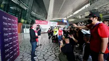 Michael Owen akan memeriahkan pertandingan Premier League di Vidio. Owen tiba di Jakarta pada Sabtu (20/8/2022). (Bola.com/Muhammad Iqbal Ichsan)