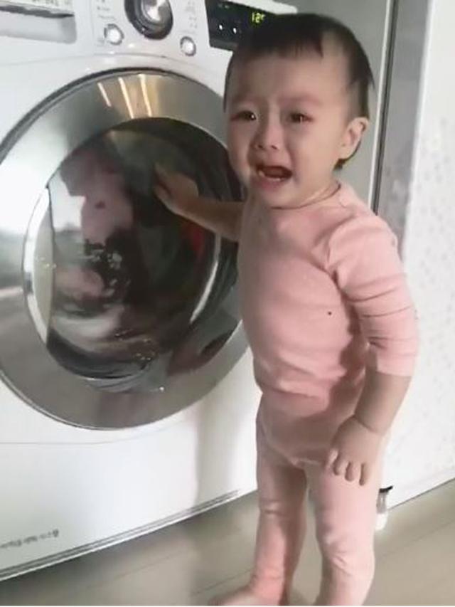 Bantal Lusuh Kesayangannya Dicuci, Balita Ini Malah Menangis Histeris