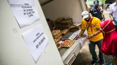 Petugas melayani pembeli saat Gelar Pangan Murah (GPM) di Pasar Cipete, Jakarta, Selasa (29/12/2020). Gelar Pangan Murah (GPM) tersebut dilaksanakan oleh Kementerian Pertanian bekerja sama dengan Dinas Ketahanan Pangan, Kelautan dan Perikanan (DKPKP) DKI Jakarta. (Liputan6.com/Faizal Fanani)
