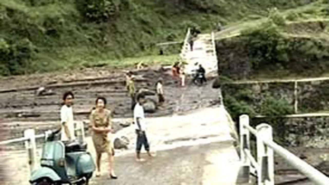 300103aBanjir_Jembatan.jpg