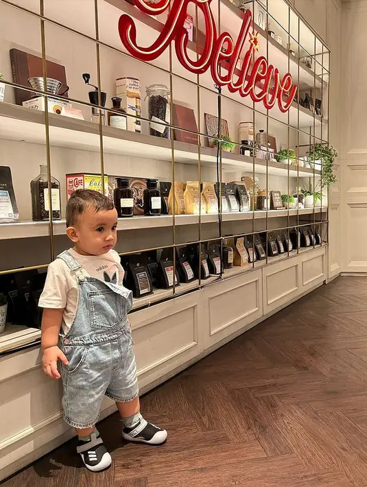 Ukkasya tak kalah keren saat menggunakan overall, tampil kasual dan menggemaskan. [Foto: Instagram/ukkasyahki]