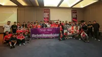 Fans Manchester United yang tergabung ke dalam United Indonesia berfoto bersama setelah Roaring Night Liga Inggris melawan Manchester City yang berlangsung di Hotel IBIS Style, Tanah Abang, Jakarta, Minggu (03/03/2024). (Bola.com/Bagaskara Lazuardi)