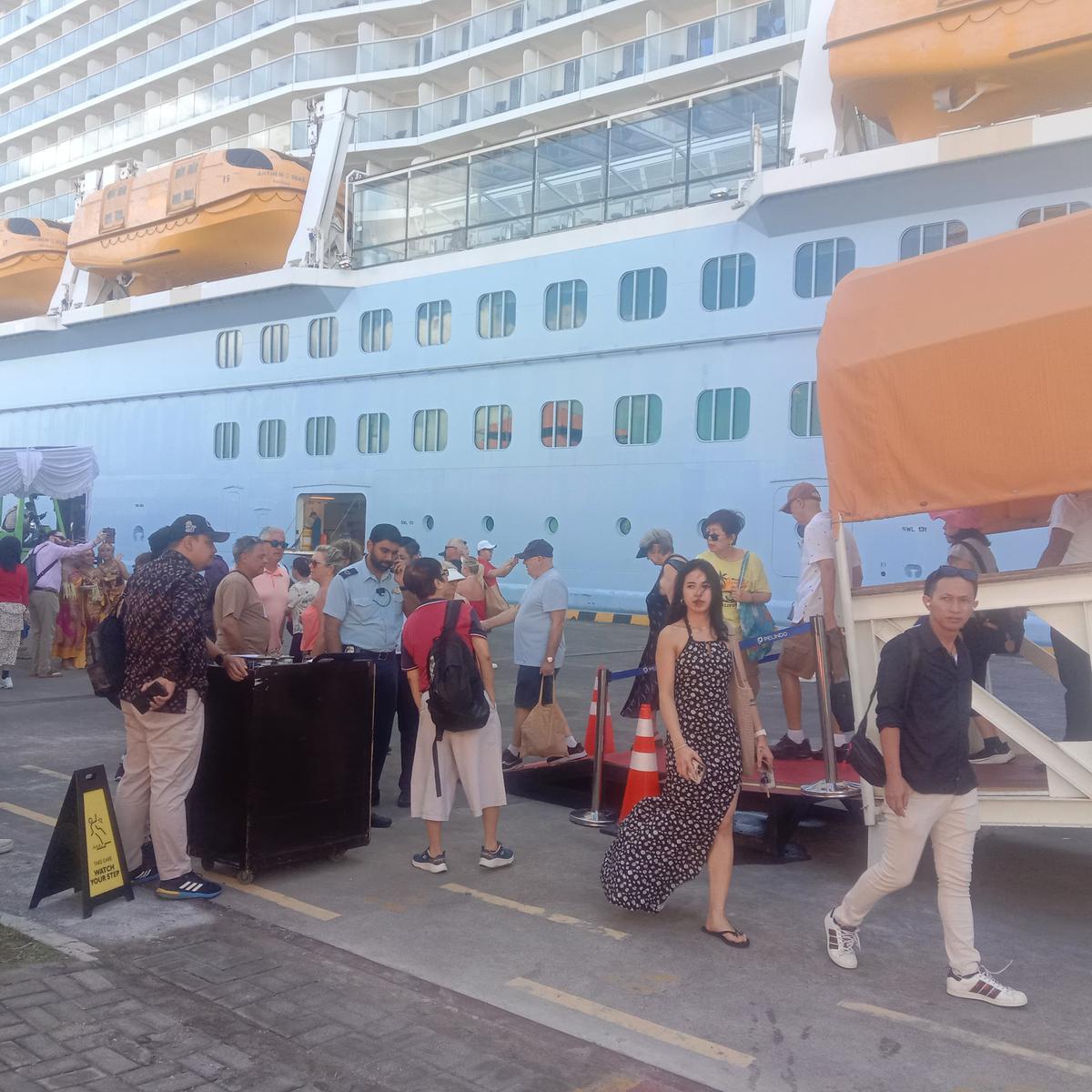 Kapal pesiar jumbo di Bali
