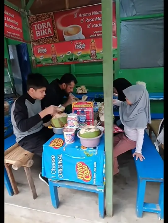 Bukan hanya masih kerap naik transfortasi publik, Primus juga mengajarkan anak-anaknya hidup sederhana. Memiliki harta puluhan miliar, tetap santai makan di warung sederhana kaki lima bersama anak-anaknya. [Instagram/jihanfahirareal]