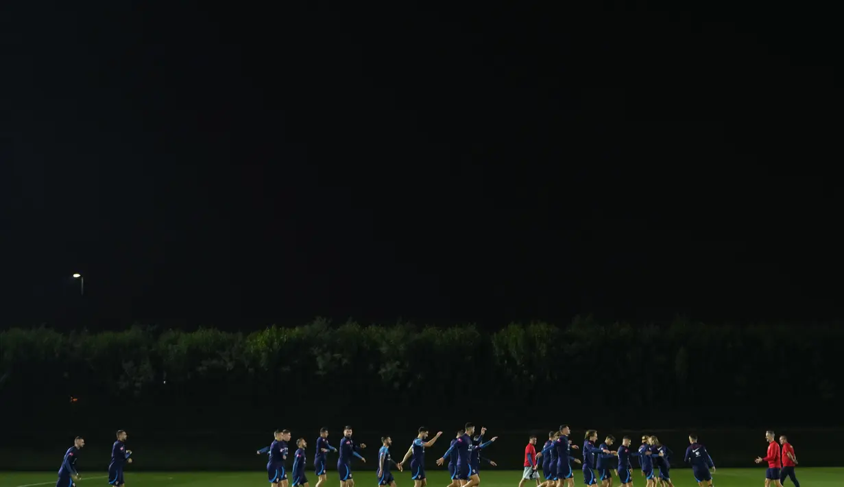 Pemain melakukan pemanasan saat sesi latihan timnas Kroasia pada Piala Dunia 2022 di Doha, Minggu (11/12/2022). Secara head to head, kedua tim sama kuat karena sama-sama meraih dua kemenangan dan sisanya satu kali imbang. (AP Photo/Petr David Josek)