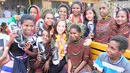 Berikan sepatu untuk anak-anak Wamena, agar semangat belajar (Liputan6/IG/@chelseaislan)