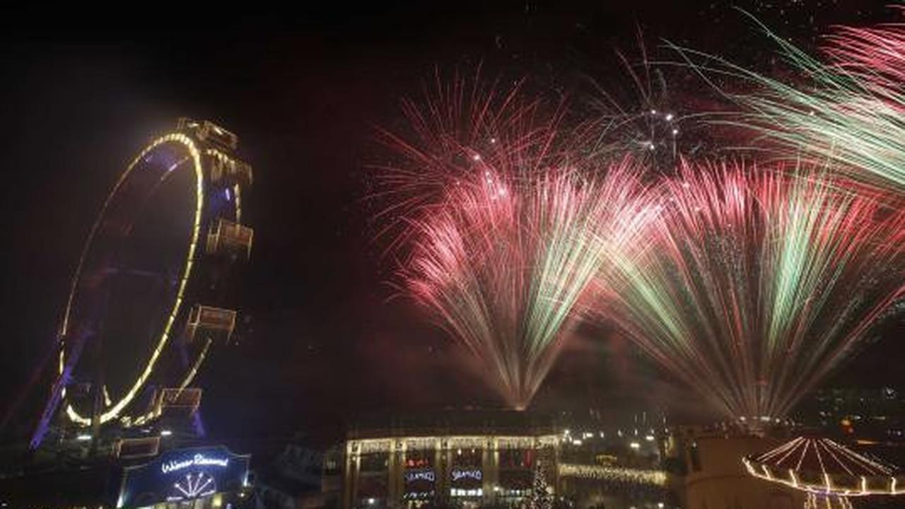 Pesta kembang api malam tahun baru di belahan dunia