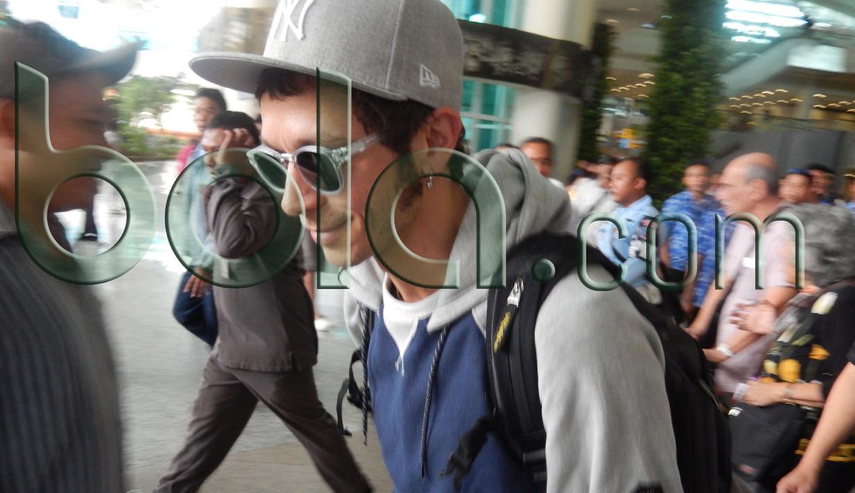Pebalap MotoGP, Valentino Rossi, saat tiba di Bandara Ngurah Rai, Denpasar, Bali, Senin (25/1/2016) pukul 17.00 WITA. (Bola.com/Eksklusif)