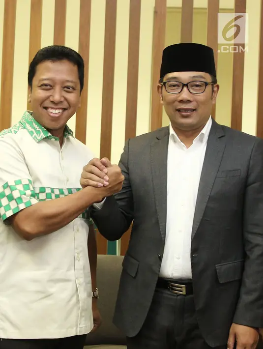 Ketua Umum PPP, Romahurmuzy menyambut kedatangan Calon Gubernur Jawa Barat, Ridwan Kamil di kantor DPP Partai Persatuan Pembangunan (PPP), Jakarta, Rabu (4/7). Ridwan Kamil melaporkan hasil Pilgub Jabar kepada Ketum PPP. (Liputan6.com/Herman Zakharia)