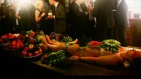 Sebuah bar diprotes publik setelah berusaha memberi sensasi makanan di atas tubuh wanita telanjang