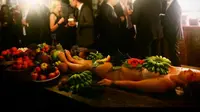 Sajikan Makanan di Atas Tubuh Wanita Telanjang, Bar Ini Diboikot