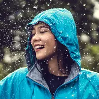 ilustrasi perempuan hujan/copyright By TORWAISTUDIO (Shutterstock)