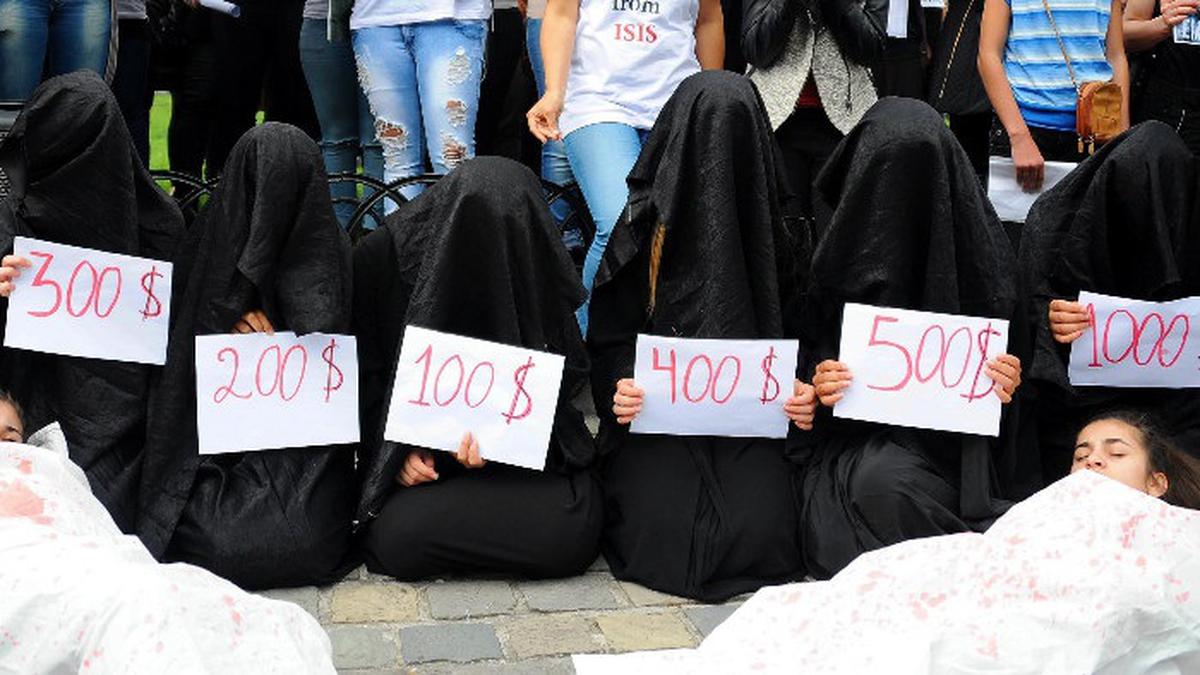 Budak sex di iiket di kencingi bokep