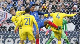 Aksi bek Prancis, Raphael Varane (tengah) berebut bola dengan para pemain Swedia pada laga grup A Kualifikasi Piala Dunia 2018 di Stade de France Stadium, Saint-Denis, Prancis, (11/11/2016). Prancis Menang 2-1. (AP/Christophe Ena)