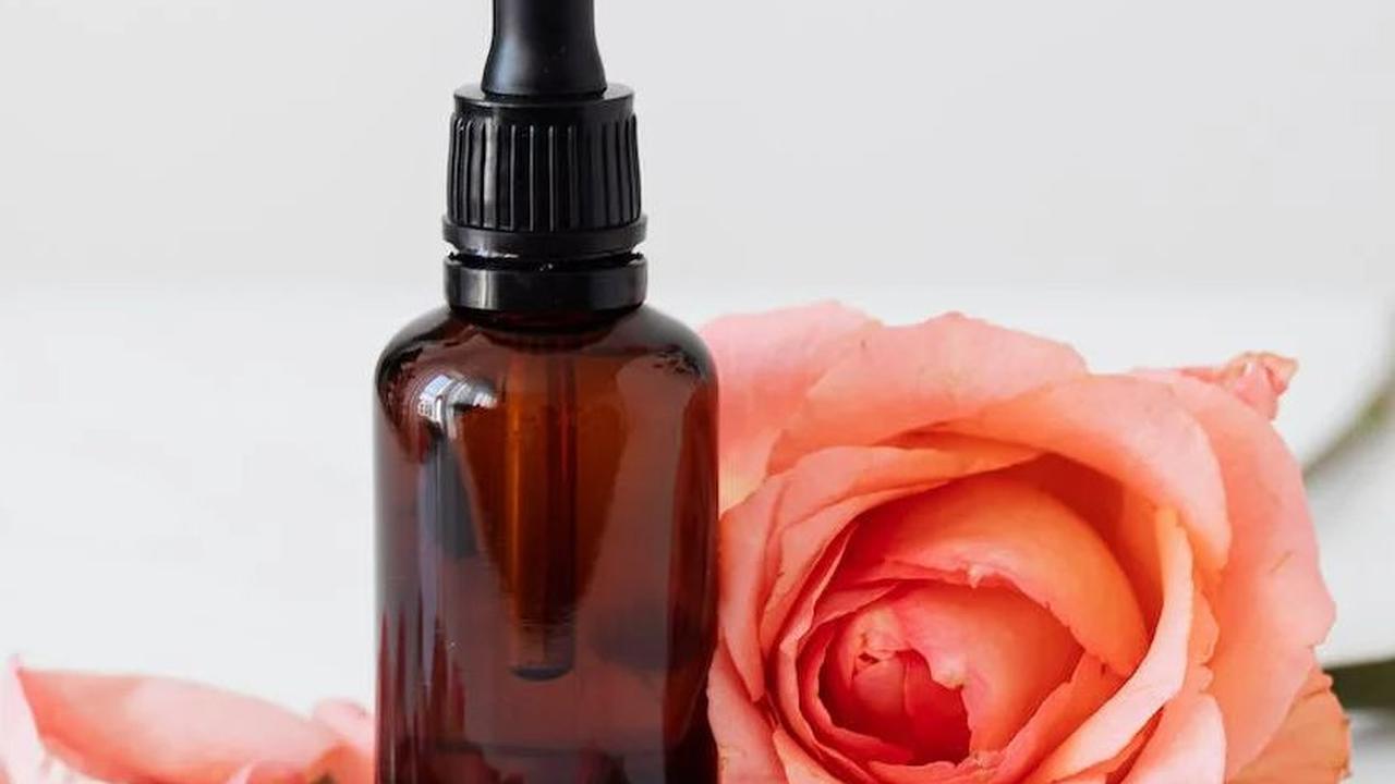 Hobi mengoleksi parfum bisa menjadi kegiatan yang mahal, mengingat banyaknya artis yang memiliki brand parfum dengan harga yang tinggi.&nbsp;