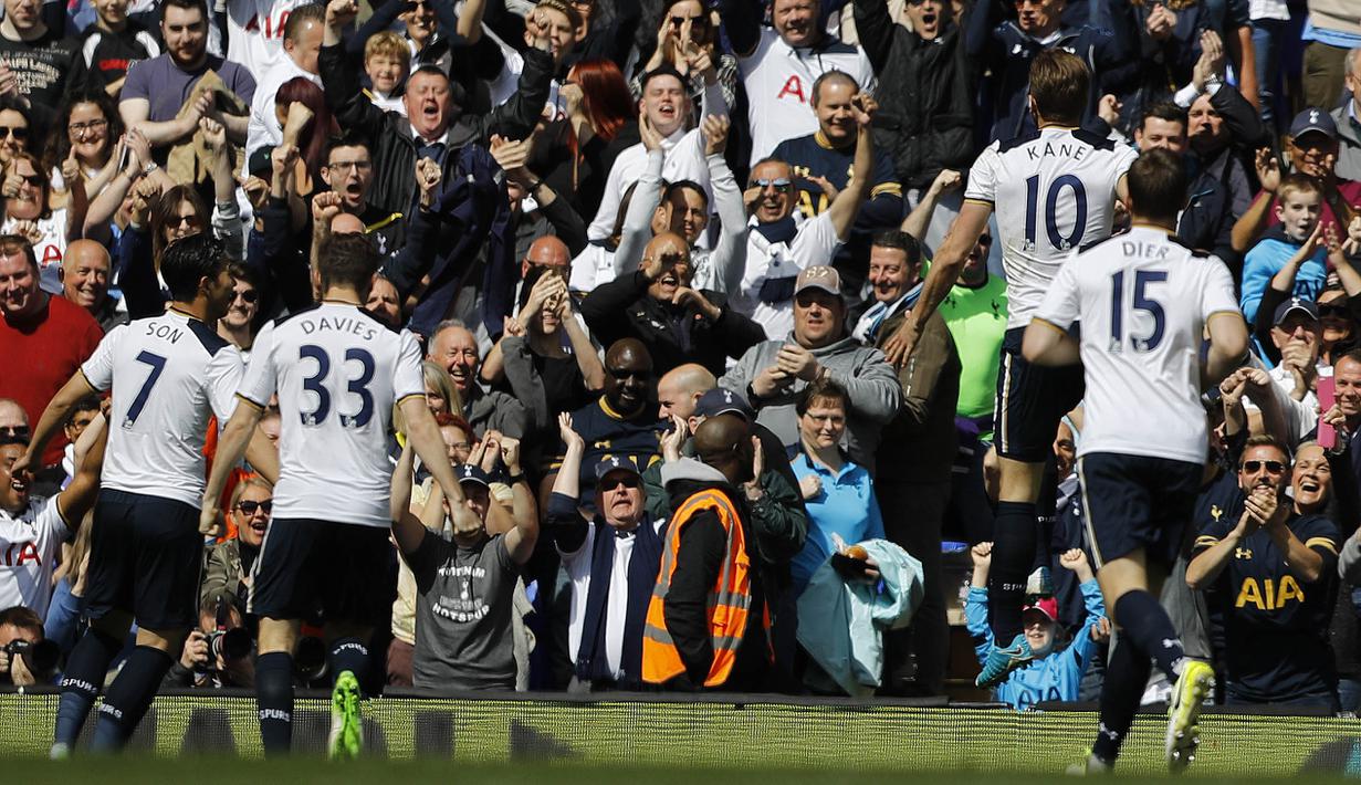 Suporter ikut merayakan gol Harry Kane saat melawan Bournemouth pada laga Premier League pekan ke-33 di White Hart Lane stadium, London, Sabtu (15/4/2017). Tottenham menang 4-0. (AP/Frank Augstein)