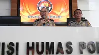 Kadiv Humas Mabes Polri Irjen Setyo Wasisto (kiri) memberi keterangan di Mabes Polri, Jakarta, Selasa (31/10). Dua terduga teroris yang tewas diduga kuat terlibat dalam kasus penembakan dua polisi di Bima, NTT. (Liputan6.com/Angga Yuniar)