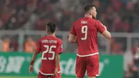 Pemain Persija Jakarta, Marko Simic (kanan) dan Riko Simanjuntak saat melawan Tampines Rovers pada laga Piala AFC 2018 di Stadion Utama GBK, Senayan, Jakarta (28/2/2018). Persija menang 4-1. (Bola.com/Nick Hanoatubun)