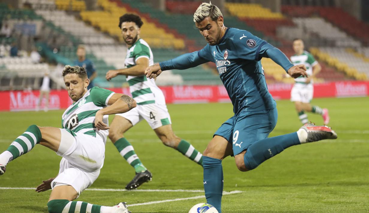 Bek AC Milan, Theo Hernandez, berebut bola dengan pemain Shamrock Rovers pada laga babak kualifikasi Luga Europa 2020/2021 di Tallaght Stadium, Jumat (18/9/2020) dini hari WIB. AC Milan menang 2-0 atas Shamrock Rovers. (AP Photo/Peter Morgan)